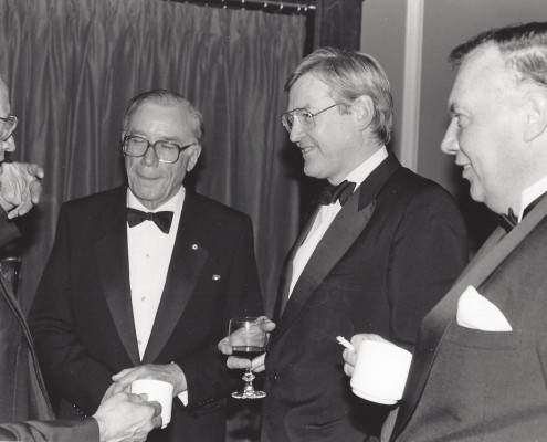 De gauche à droite : Claude Ryan, gouvernement du Québec ; Gerald Bouey, gouv. Banque du Canada; Michael Wilson, ministre des Finances (Canada); René G. Jarry (janvier 1987) Collection personnelle de M. René G. Jarry
